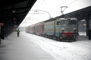 12 trenuri de călători, blocate în gările Predeal şi Braşov
