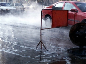 Circulaţie îngreunată în zona Gării de Nord din cauza unei conducte RADET sparte