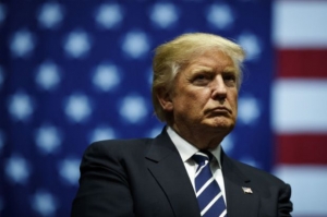 Concediată pentru că i-a arătat degetul mijlociu lui Trump