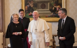 Dăncilă a vorbit romgleza cu Papa: