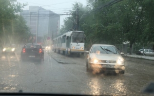 Instabilitate atmosferică accentuată, de la ora 12.00. Începând cu ora 18.00, 23 de judeţe vor fi sub cod galben de ploi torenţiale, vijelii şi grindină