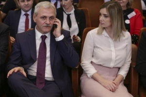 Iubita lui Dragnea, desfiinţată pentru ţinuta de la congresul PSD: «E potrivită pentru întâlnirea unei secte religioase!»