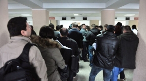 Ministerul de Interne, despre cozile la paşapoarte: Lipsa de personal se resimte şi în aceste servicii