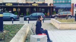 Misterul tinerei care stă nemişcată şi legată la ochi pe o bancă din Alba Iulia