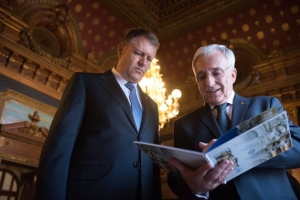 Mugur Isărescu devine şeful Guvernului din Umbra. Klaus Iohannis a promulgat legea