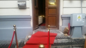 Muzeul Kitsch-ului din Bucureşti a fost jefuit. Recompensa pentru găsirea făptaşilor: o carpetă cu Răpirea din Serai