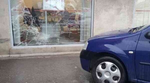 O angajată de la Bancpost a intrat cu mașina în geamul sucursalei BRD