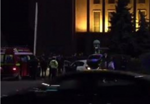 O femeie a intrat cu mașina în poarta Guvernului, după ce a trecut prin mulțimea de oameni din fața instituției