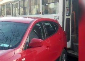 O masina cu ecuson de Camera Deputatilor a blocat circulatia tramvaielor