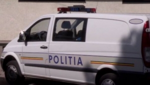 O masina de politie s-a rasturnat langa sediu