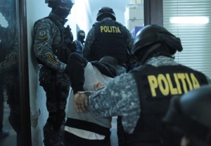 Percheziţii la zeci de persoane acuzate că şi-au traficat propriii copii în România şi în Franţa