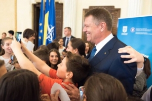 Protest la Colegiul German Goethe din Bucuresti impotriva managerului Ramona Costache. Memoriul cu matrapazlâcurile directoarei a ajuns si la Klaus Iohannis