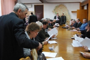 Secretarii primăriilor sunt responsabili civil sau penal pentru legalitatea documentelor semnate