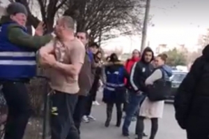 Tatăl unei fete amendate în RATB i-a bătut pe controlori