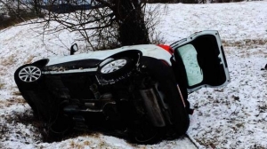 Trei tineri care mergeau să se înscrie la Şcoala de Poliţie, direcţionaţi greşit de GPS, s-au răsturnat cu maşina