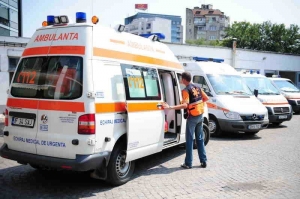Un bărbat a murit, iar fiul său a fost rănit după ce au căzut într-o râpă, de la o înălţime de 10 metri
