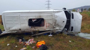 Un microbuz școlar s-a răsturnat în județul Hunedoara. 11 elevi au fost răniți