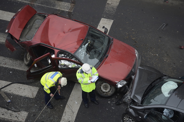 Şapte maşini, printre care o ambulanţă, tamponate intr-un accident în lanţ în Capitală