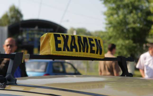 Şase angajaţi ai MAI şi şapte instructori auto, audiaţi după percheziţiile de la Serviciul Regim Permise de Conducere şi Înmatriculare a Vehiculelor Giurgiu