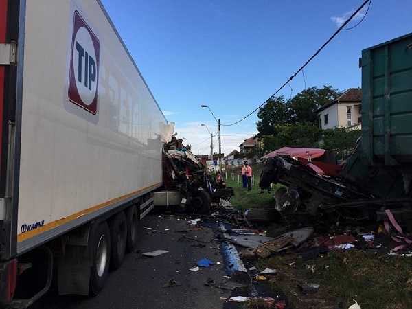 Şase persoane rănite pe DN 7, în urma impactului dintre un TIR şi trei maşini