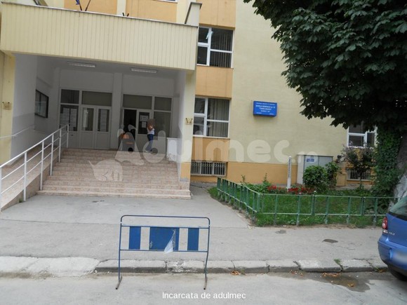 Școala evacuată, incendiu la o casă din sectorul 2