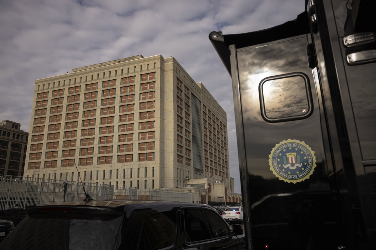Șefii FBI au primit ordin să se pensioneze, să demisioneze sau vor fi concediați până luni (CNN). FBI a refuzat să comenteze informațiile