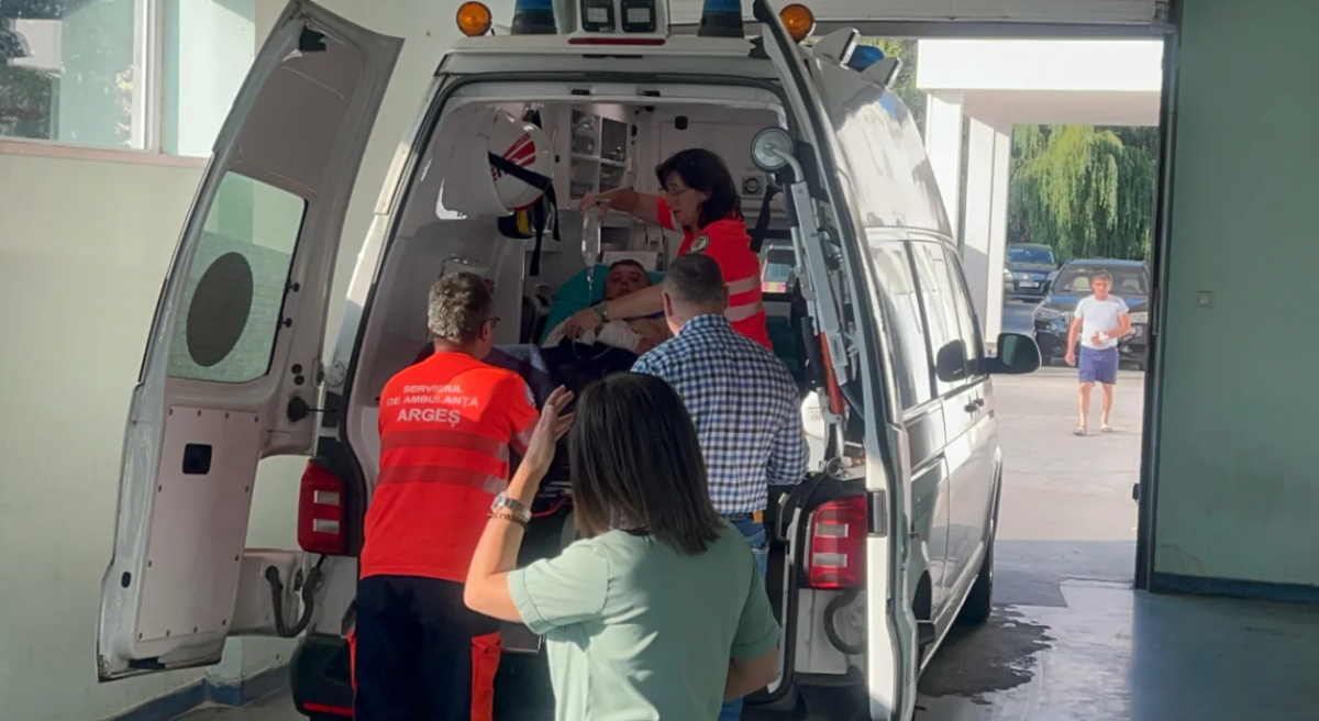 Șeful Ocolului Silvic, sfâșiat de ursul vânat în Argeș: transportat la spital în stare gravă după ce a fost atacat