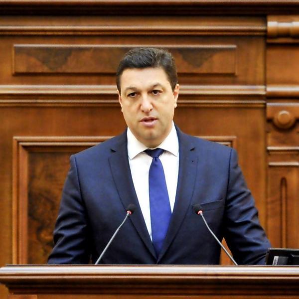 Șerban Nicolae reia atacurile la Mugur Isărescu: Un impostor călărea o bancă de aur