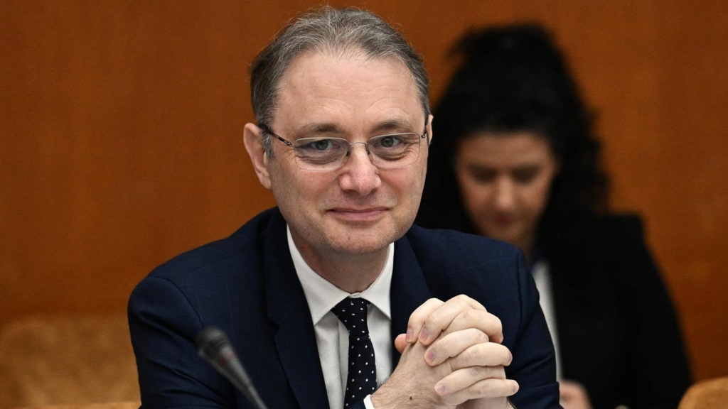 „Este guvernul SIE-SRI. Aduce PSD-ul la toate butoanele României