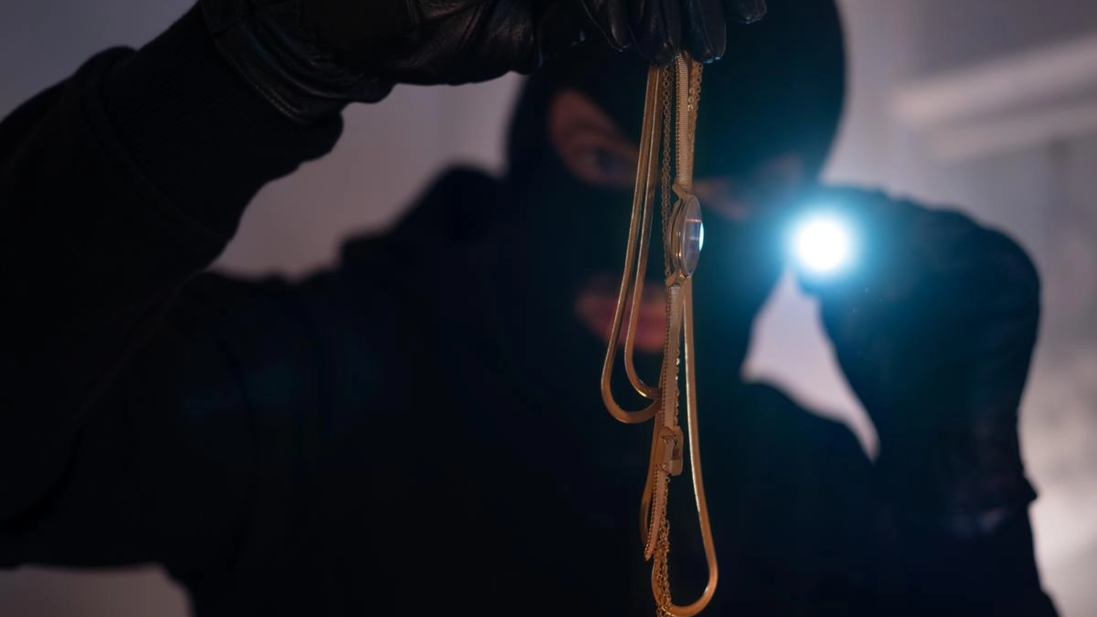 „Metoda Porumbelul" face ravagii și lasă românii cu buzunarele goale: Hoții nici nu au nevoie să forțeze ușa
