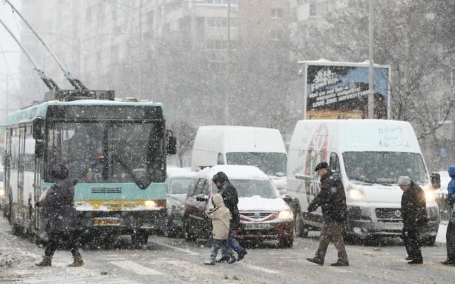 În Bucureşti se circulă în condiţii de iarnă: pe mai multe artere s-a depus strat de zăpadă