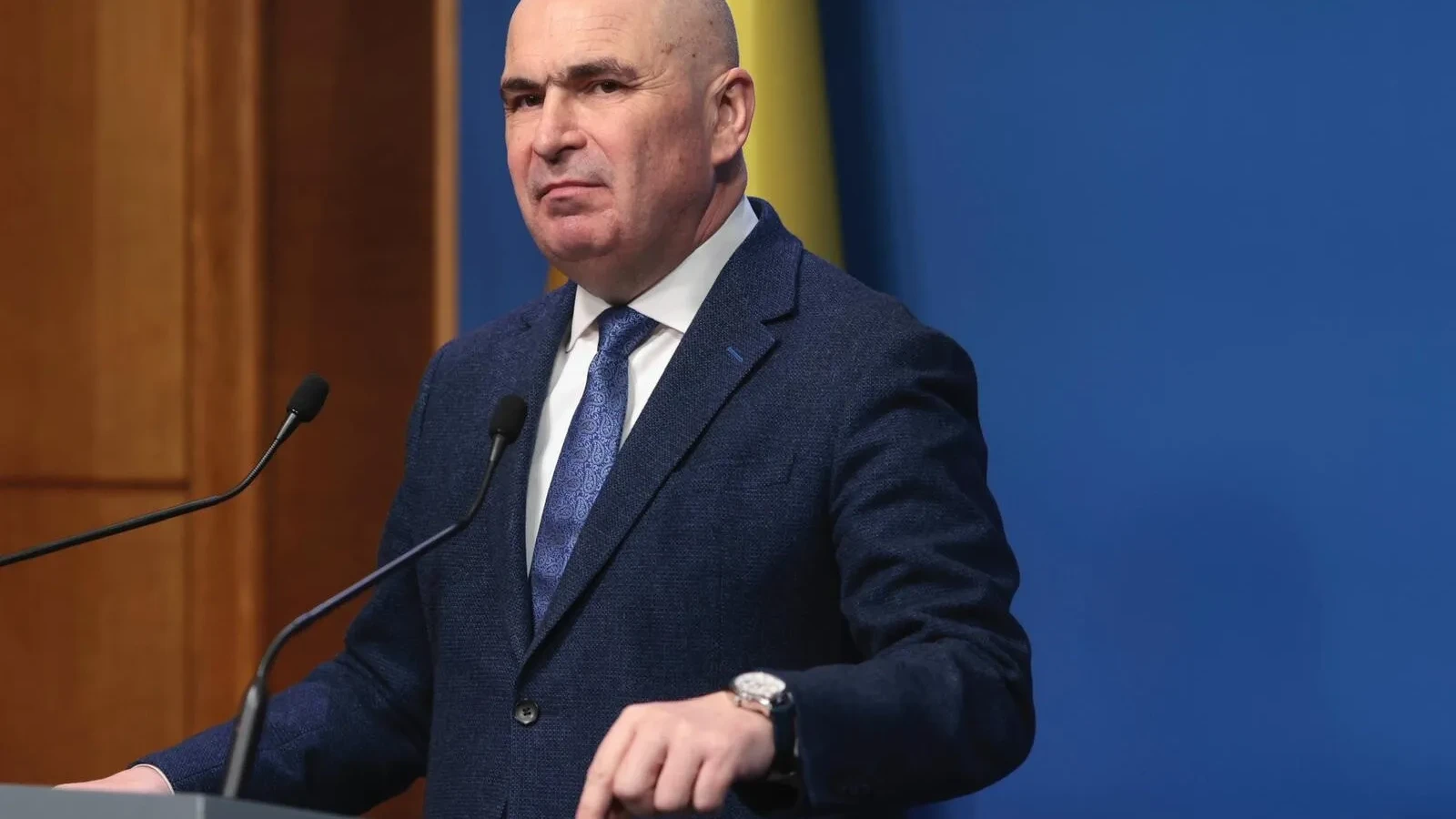 În epoca Bolojan, România se afundă tot mai mult: Corupția este în floare și țara noastră este sub media democrațiilor fragile
