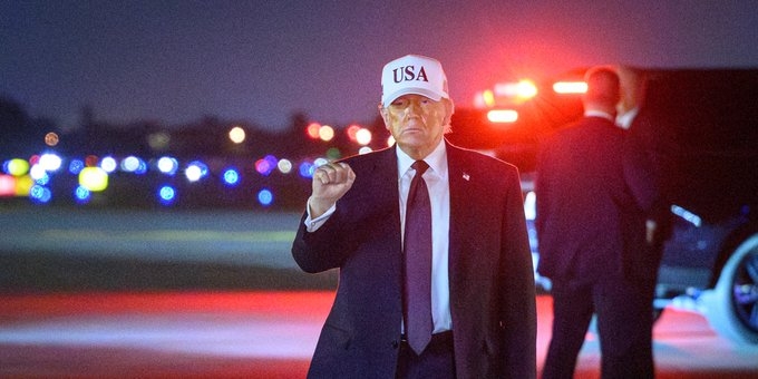 În timp ce dădea mesaje contradictorii, Trump a realizat sute de tranzacții financiare pe bursă într-o lună
