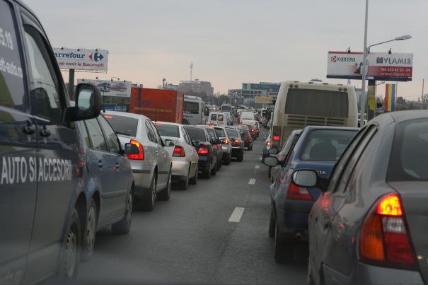 Începe montarea separatoarelor de sens pe DN1. Două sute de km de separatoare vor fi puşi în DOI ANI!