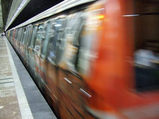 Închisoare pe viață pentru femeia care a împins o tânără în fața metroului