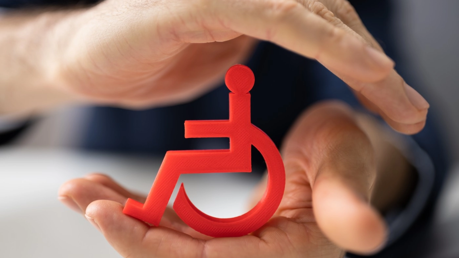 "Ne-au vindecat din pix!" Pacienții cu boli cronice și handicap acuză Guvernul Bolojan că îi scoate de pe liste