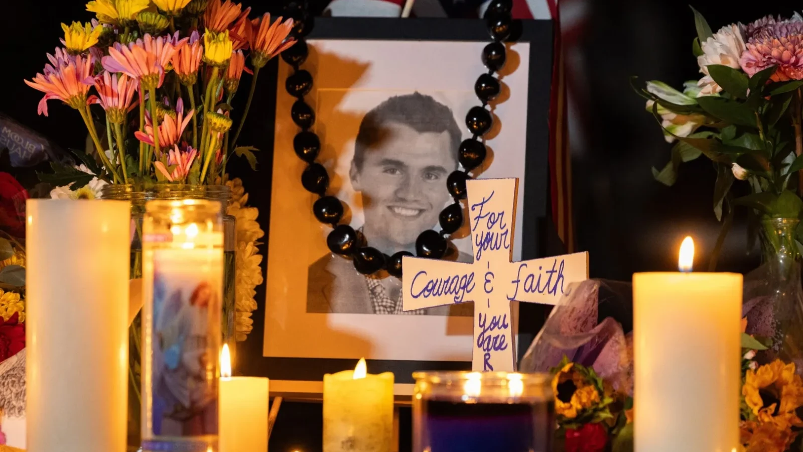 Întrebări cheie rămân fără răspuns despre asasinarea lui Charlie Kirk, odată cu anunțarea comemorării sale