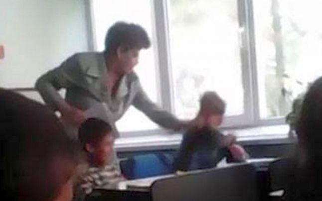 Învăţătoare filmată în timp ce lovea cu bestialitate doi elevi