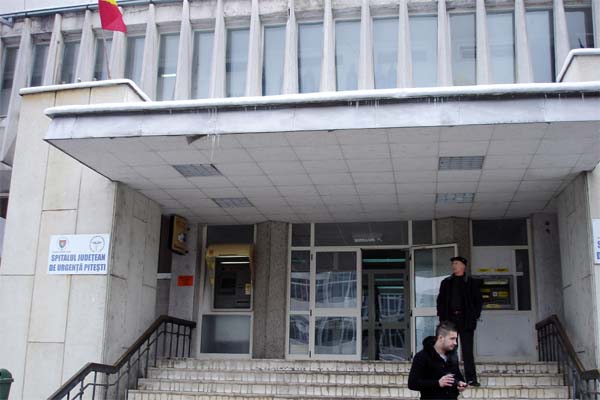 Şobolani filmaţi în curtea interioară a Spitalului Judeţean Argeş