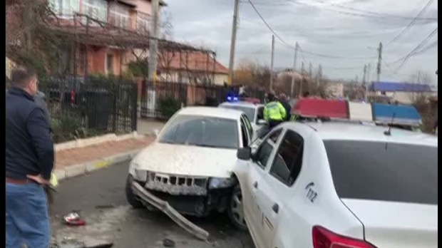 Şofer băut şi fără permis, urmărit în trafic de poliţişti. A fost prins după ce a lovit maşina de poliţie şi un autoturism parcat