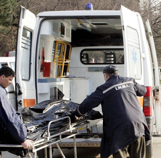 Şofer de TIR, strivit sub roţile autotrenului, după ce cricul a cedat