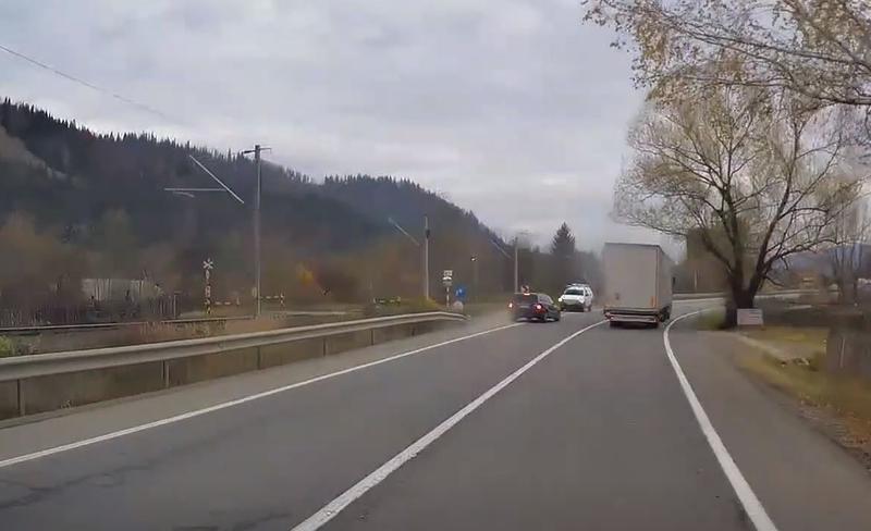 Șofer filmat când depășește peste linia continuă, în curbă: 