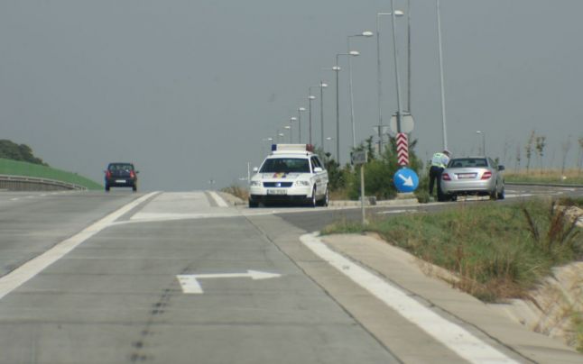 Şoferiţă care gonea pe Autostrada A1 cu 210 kilometri pe oră, prinsă de poliţişti