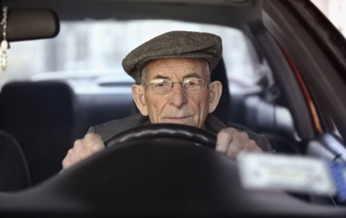Şoferii care au 70 de ani vor avea permis de conducere cu valabilitate scurtă