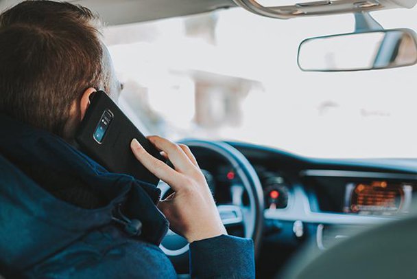 Șoferii care transmit live, filmează sau doar țin telefonul în mână la volan, amendați. Sancțiuni și pentru bicicliștii indisciplinați