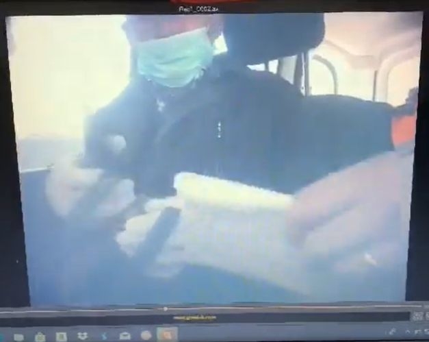 Șpagopandemie: Primarul echipat cu manusi si masca chirugicala sa ia mită!