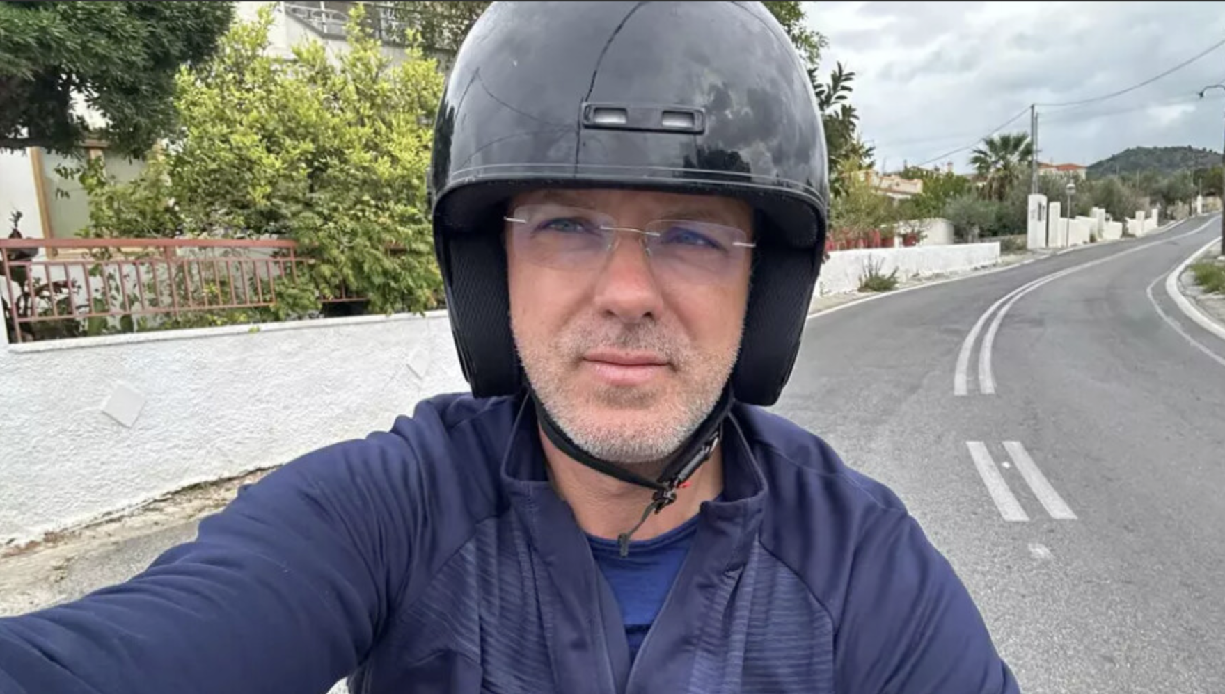 Ăsta este ministrul Apărării din România. Mai prost de atât nici că se poate: Ionuț Moșteanu! 