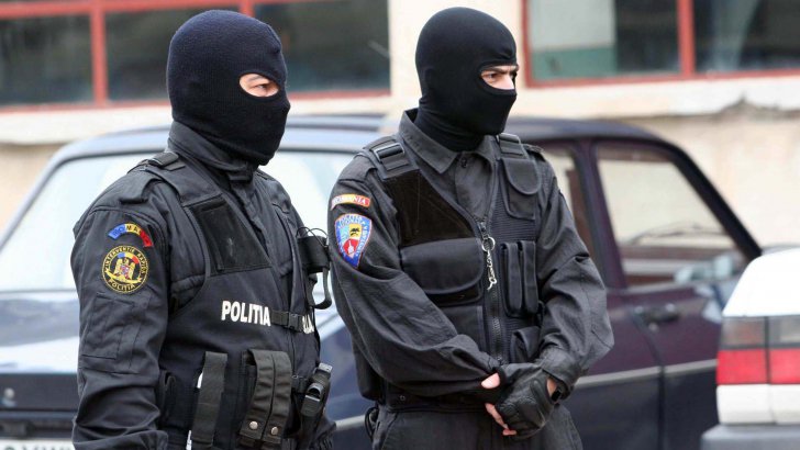 13 persoane reținute de DIICOT Ploiești într-un dosar de trafic de droguri