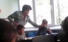 Învăţătoare filmată în timp ce lovea cu bestialitate doi elevi