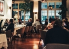 "Tactica poșetei" - escrocheria la care apelează tot mai mulți clienți pentru a nu plăti consumația la restaurante
